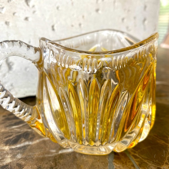 Vintage 1970 Cut to Clear Yellow Crystal Gravy or Creamer, rare piece to find - Picture 3 of 3